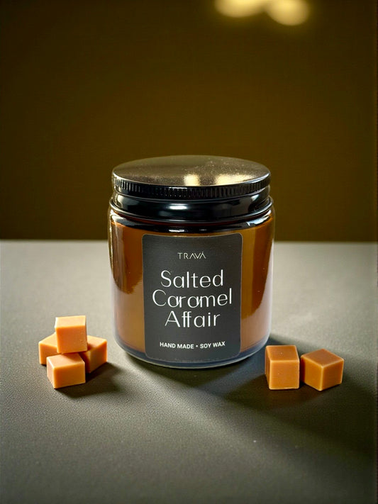 Lumânare parfumată artizanală TRAVA Salted Caramel Affair – caramel sărat, în borcan elegant de sticlă ambra