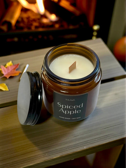 Lumânare handmade din ceară naturală de soia TRAVA – Spiced Apple, fitil de lemn, parfum de măr copt și scorțișoară