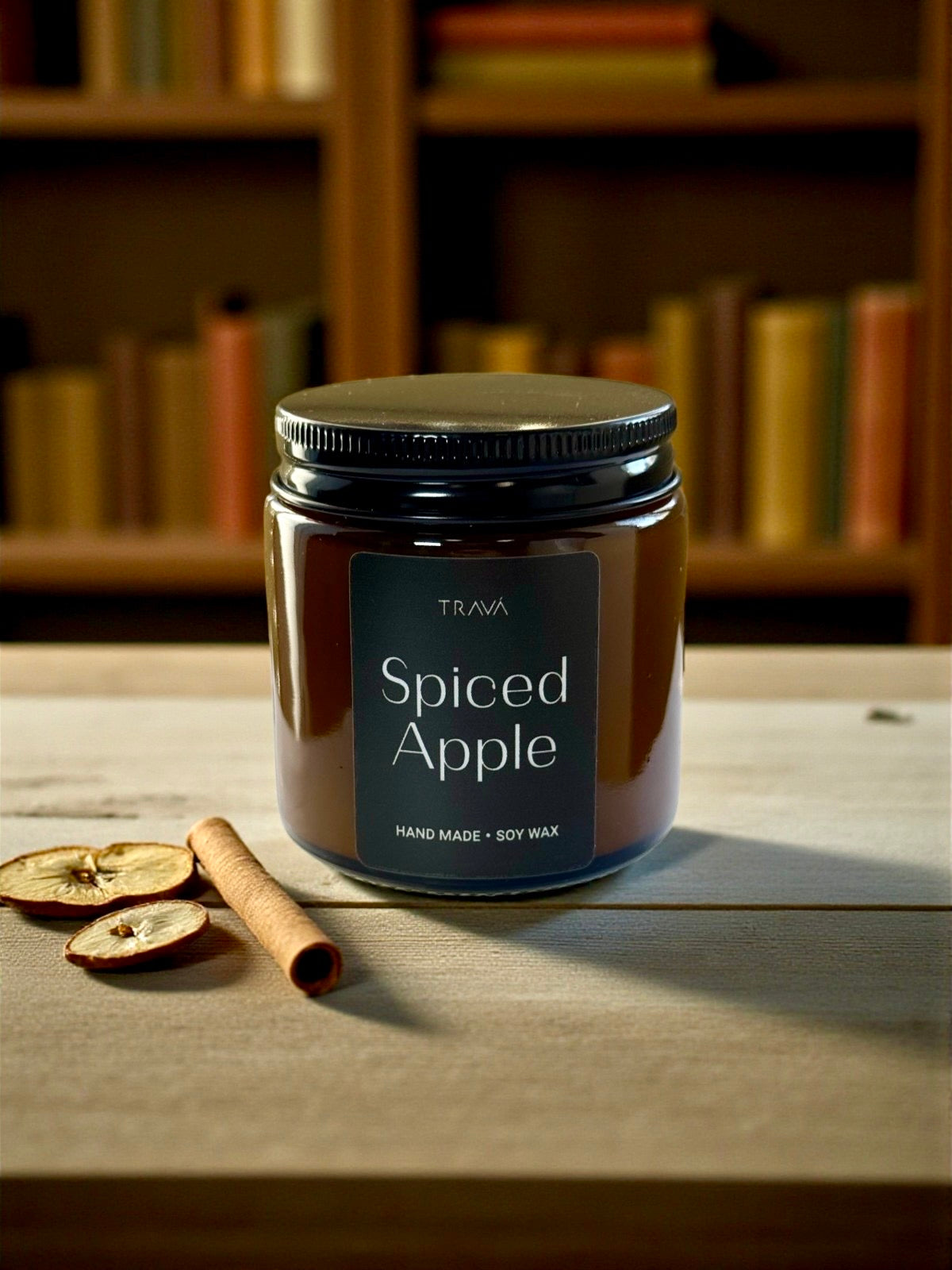 Lumânare parfumată TRAVA Spiced Apple – măr copt și scorțișoară, în borcan de sticlă ambra elegant