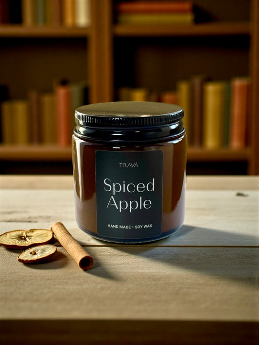 Lumânare parfumată TRAVA Spiced Apple – măr copt și scorțișoară, în borcan de sticlă ambra elegant