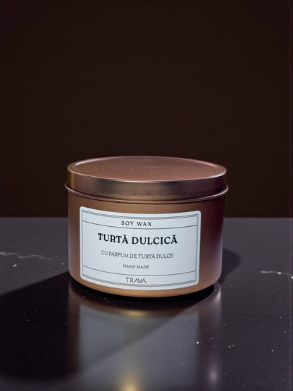Lumânare parfumată TRAVA Turtă Dulcică – cu parfum de turtă dulce, din ceară naturală de soia, în cutie metalică elegantă