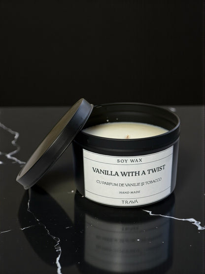 Lumânare handmade TRAVA „Vanilla With a Twist” – fitil de lemn, ceară naturală de soia, parfum cald de vanilie și tutun