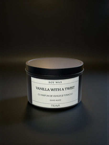 Lumânare parfumată TRAVA „Vanilla With a Twist” – ceară naturală de soia, cu parfum de vanilie și tobacco, în recipient negru elegant