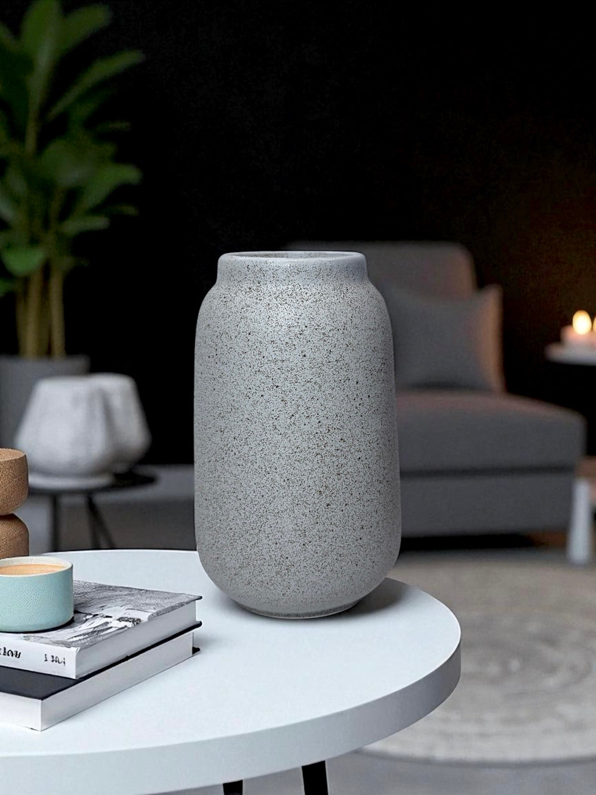 Vază albă din ceramică cu design minimalist, picățele subtile și formă rotunjită, TRAVÁ Oradea