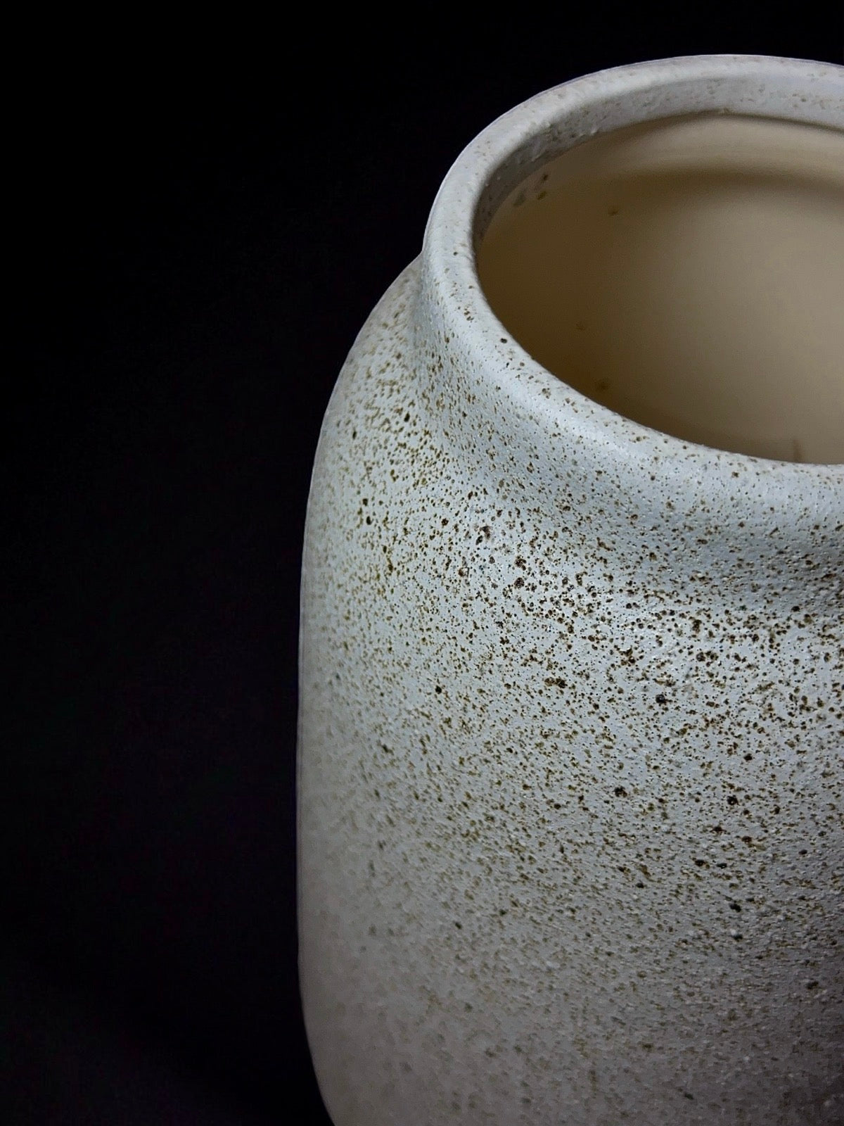 Vază decorativă albă din ceramică, Ø14x23 cm, stil modern și elegant, disponibilă la TRAVÁ florărie Oradea