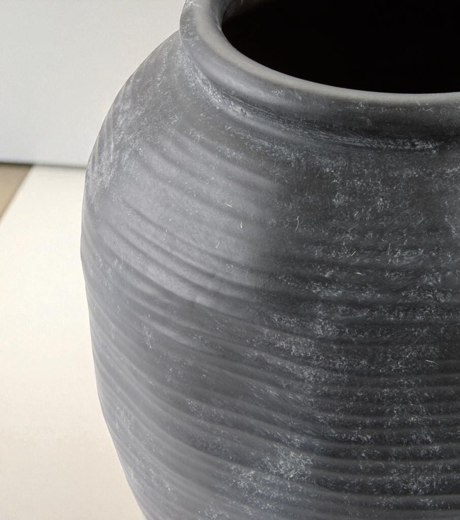 Vază decorativă neagră din ceramică cu design brut pentru aranjamente florale