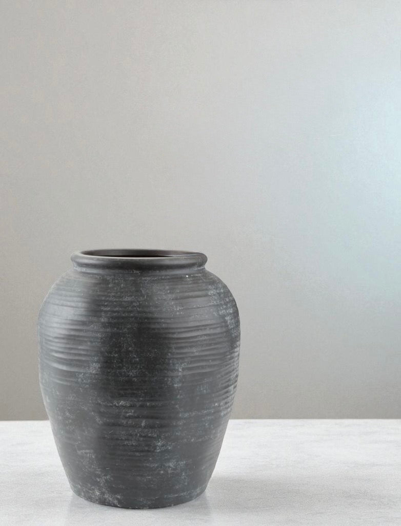 ază de flori neagră ceramică modernă disponibilă în florarie Oradea