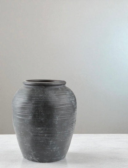 ază de flori neagră ceramică modernă disponibilă în florarie Oradea