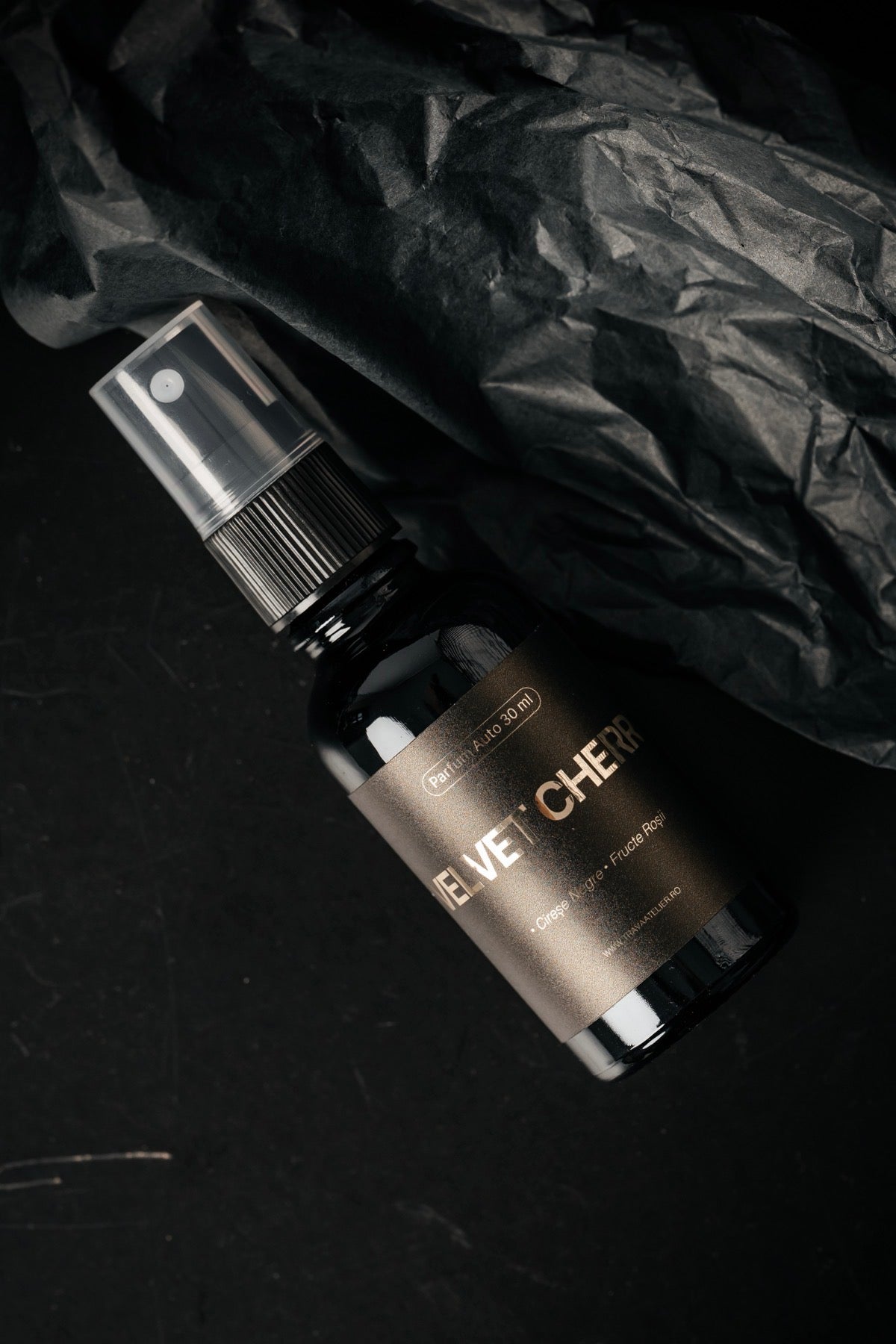 TRAVÁ Velvet Cherry – parfum auto profesional 30 ml, flacon în diagonală pe fundal negru, Oradea
