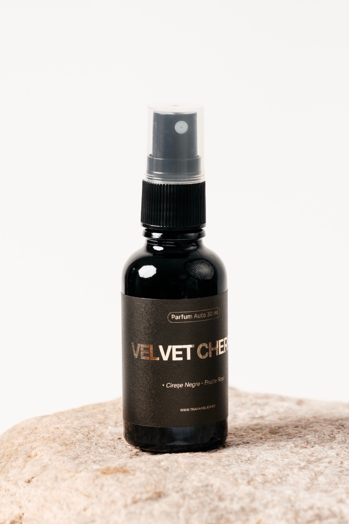 Velvet Cherry TRAVÁ – parfum pentru mașină 30 ml, flacon pe piatră, studio alb, Oradea